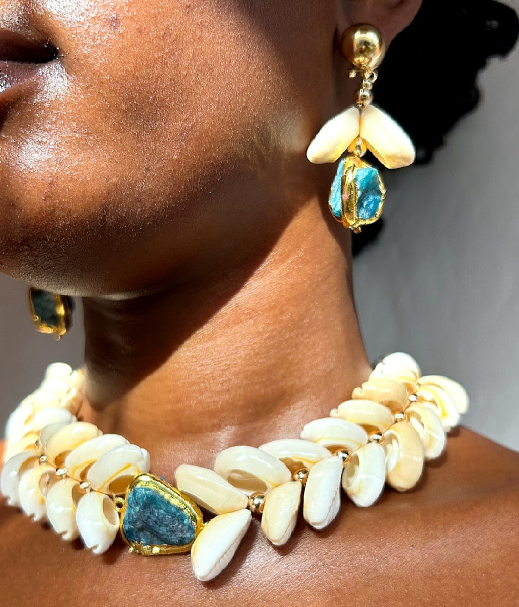 COWRIES WITH BLUE GEM PENDANT NECKLACE SET