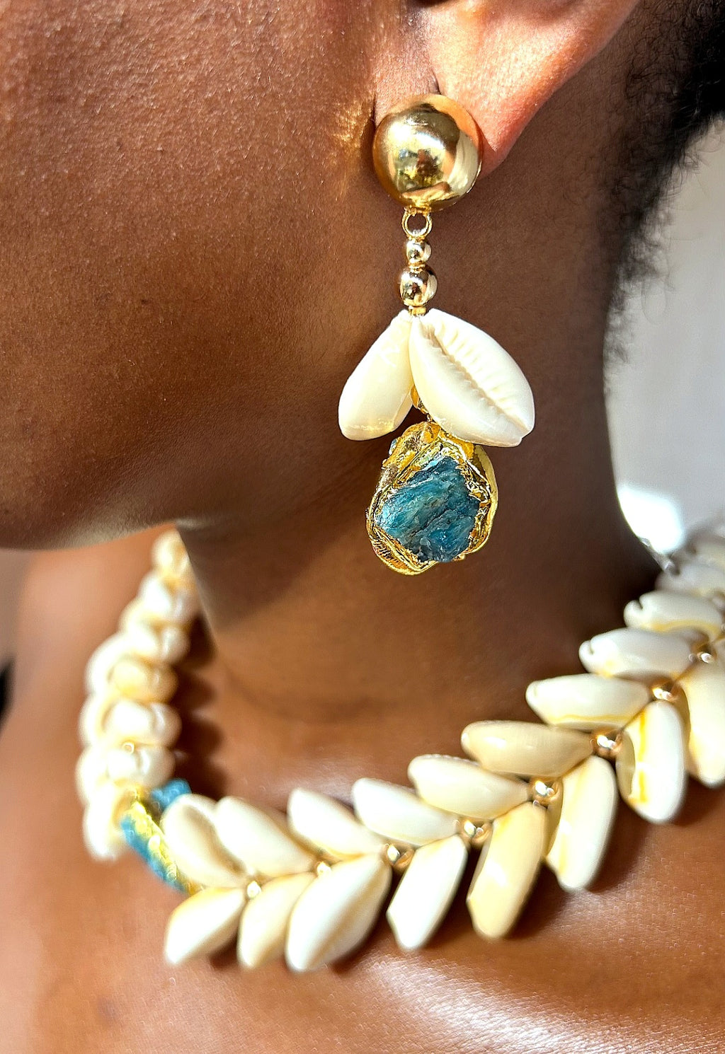 COWRIES WITH BLUE GEM PENDANT NECKLACE SET